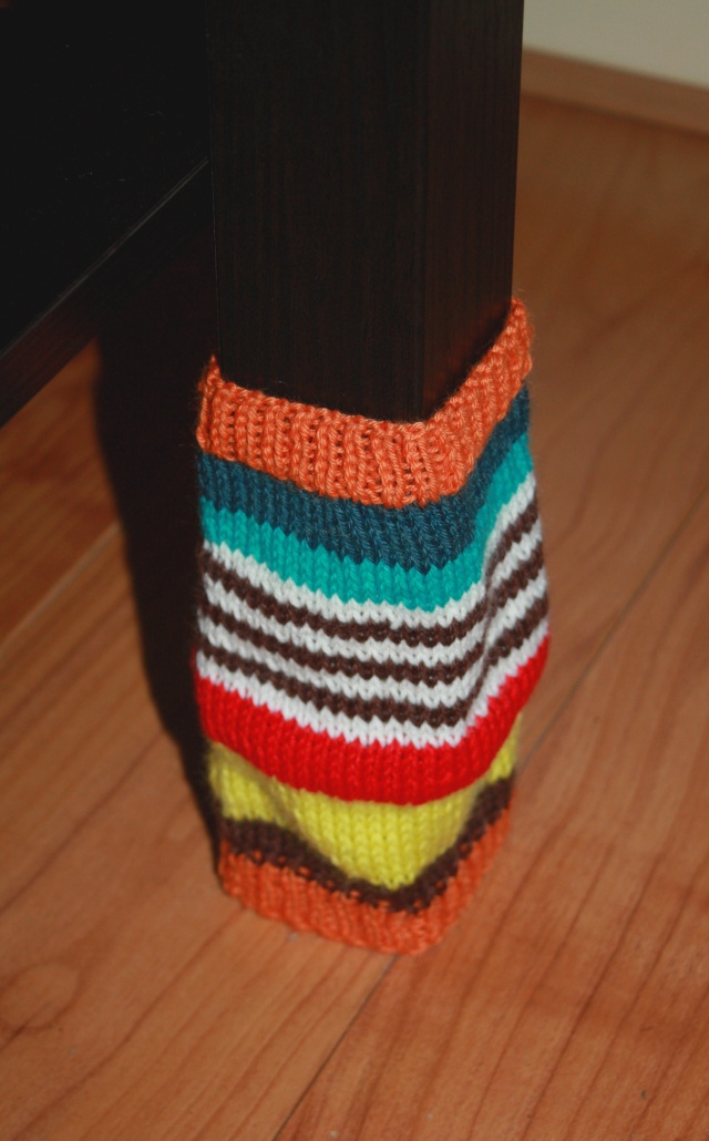 #8-Les chaussettes pour pieds de table en tricot – ou l’art de tricoter des choses inutiles